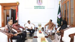 Wali Kota Binjai Drs H Amir Hamzah sedang berbincang-bincang dengan Kakan Kemenag Kota Binai.(Waspada/Ist).