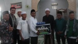 Bupati Serdangbedagai H. Darma Wijaya menyerahkan bingkisan kepada kenazjiran Masjid Nurul Yatim Desa Sei Nagalawan. (Waspada/ist)