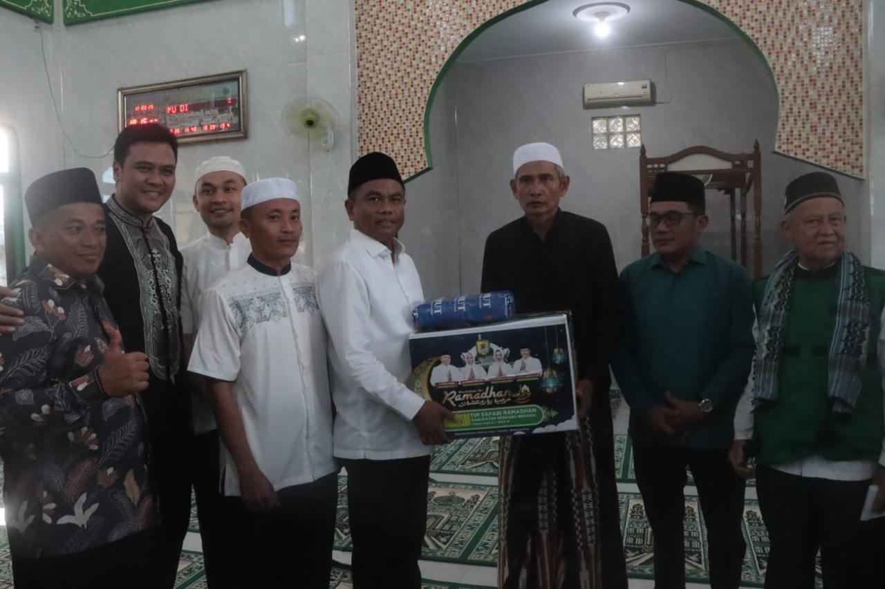 Bupati Serdangbedagai H. Darma Wijaya menyerahkan bingkisan kepada kenazjiran Masjid Nurul Yatim Desa Sei Nagalawan. (Waspada/ist)