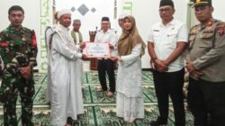 Wakil Wali Kota Pematangsiantar Herlina (tiga kiri) menyerahkan bantuan dana hibah Rp 20 juta kepada BKM Masjid Al-Amin saat bersama Tim Ramadhan 1446 H Pemko berkunjung ke Masjid Al-Amin, Jl. Siantar Sidamanik, Kel. Simarimbun, Kec. Siantar Marimbun, Rabu (12/3) malam.(Waspada-Ist).