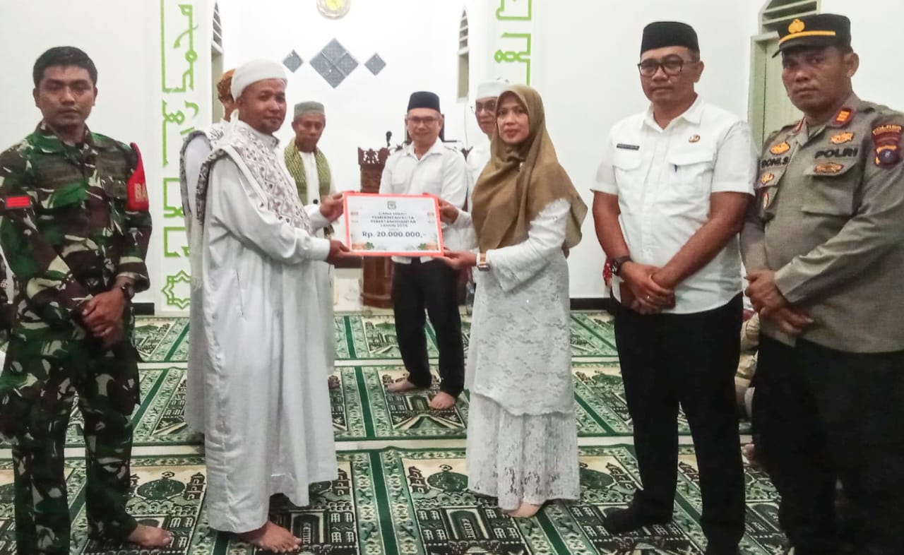 Wakil Wali Kota Pematangsiantar Herlina (tiga kiri) menyerahkan bantuan dana hibah Rp 20 juta kepada BKM Masjid Al-Amin saat bersama Tim Ramadhan 1446 H Pemko berkunjung ke Masjid Al-Amin, Jl. Siantar Sidamanik, Kel. Simarimbun, Kec. Siantar Marimbun, Rabu (12/3) malam.(Waspada-Ist).