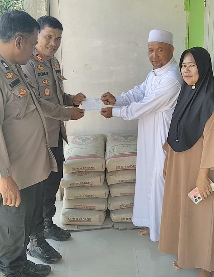 Polres Pematangsiantar melalui Kapolsek Siantar Marihat AKP Doni Simanjuntak (dua kiri) menyerahkan bantuan 10 sak semen ke Masjid Al-Amin Sidomulyo, Jl. Raya Sidamanik, Kel. Simarimbun, Kec. Siantar Marimbun, Rabu (12/3) siang dalam menebarkan kebaikan di bulan Ramadhan 1446 H.(Waspada-Ist).