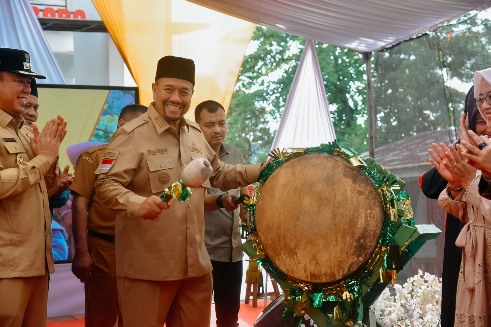 Pembukaan Pasar Ramadhan di pelataran parkir Dinas Koperasi dan UKM Kab. Batubara di Indrapura oleh Bupati Baharuddin Siagian bersama Wabup Syafrizal. Waspada/Ist