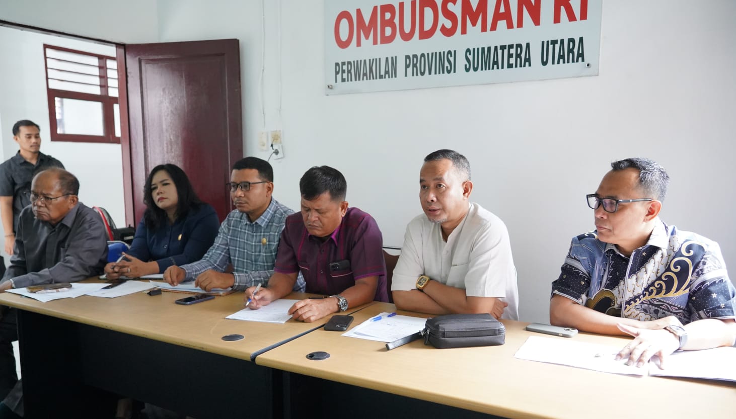 Kepala Ombudsman Sumut Herdensi, Wakil Ketua III DPRD Deliserdang H. Hamdani Syahputra, Ketua Komisi II Ilham Pulungan, Anggota DPRD Deliserdang Paian Purba dan lainnya saat Rakor. (Waspada/ist).