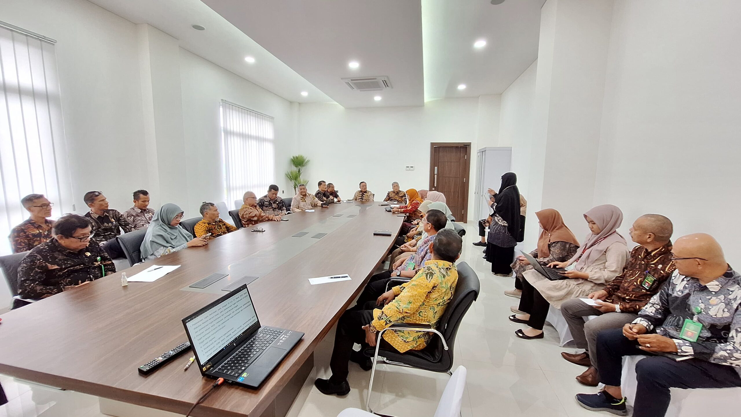 Ketua PT Banda Aceh Nursyam melakukan launching Aplikasi SIPOKAT di ruang rapat Ketua PT BNA, Kamis (13/03/25).(Waspada/T.Mansursyah)