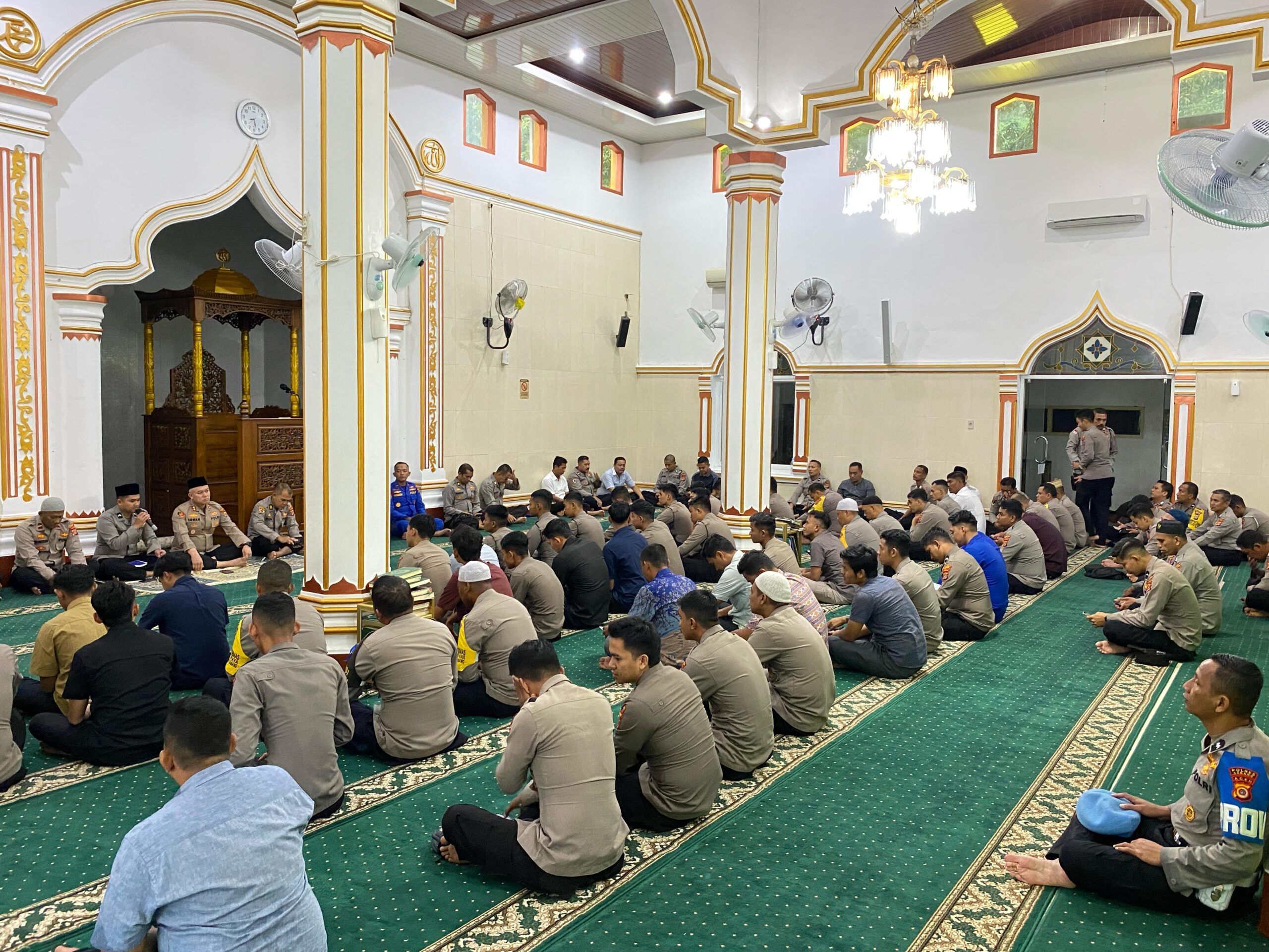 Suasana kegiatan pembinaan rohani dan mental bagi anggota Polres Sabang di Masjid Baiturrahim Kuta Timu Sabang. (Waspada/ist)