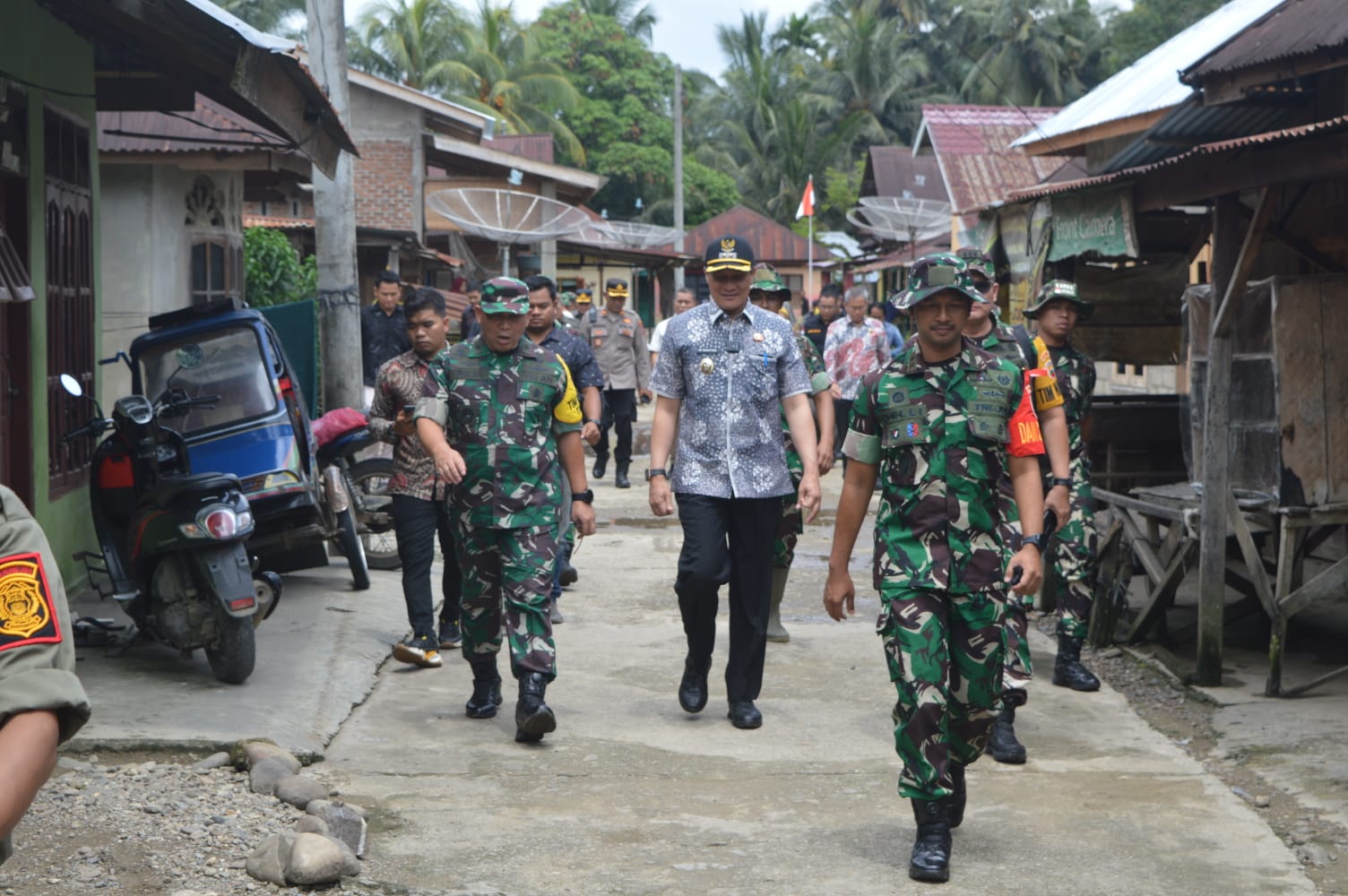 Brigjen TNI Mangaraja Simanjuntak, Pasahli TK II Kasad bidang Ekkeu bersama rombongan meninjau pelaksanaan kegiatan program TMMD ke 123 Kodim 0212/Tapsel.(Waspada/Ist)