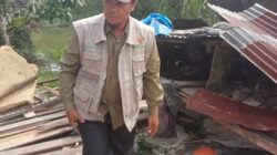 BAZNAS Langkat, Rismandianto Karo-karo, meninjau lokasi rumah warga fakir yang ambruk di Lingk IX, Kel. Bukit Kubu, Kec. Besitang. Waspada/Asrirrais