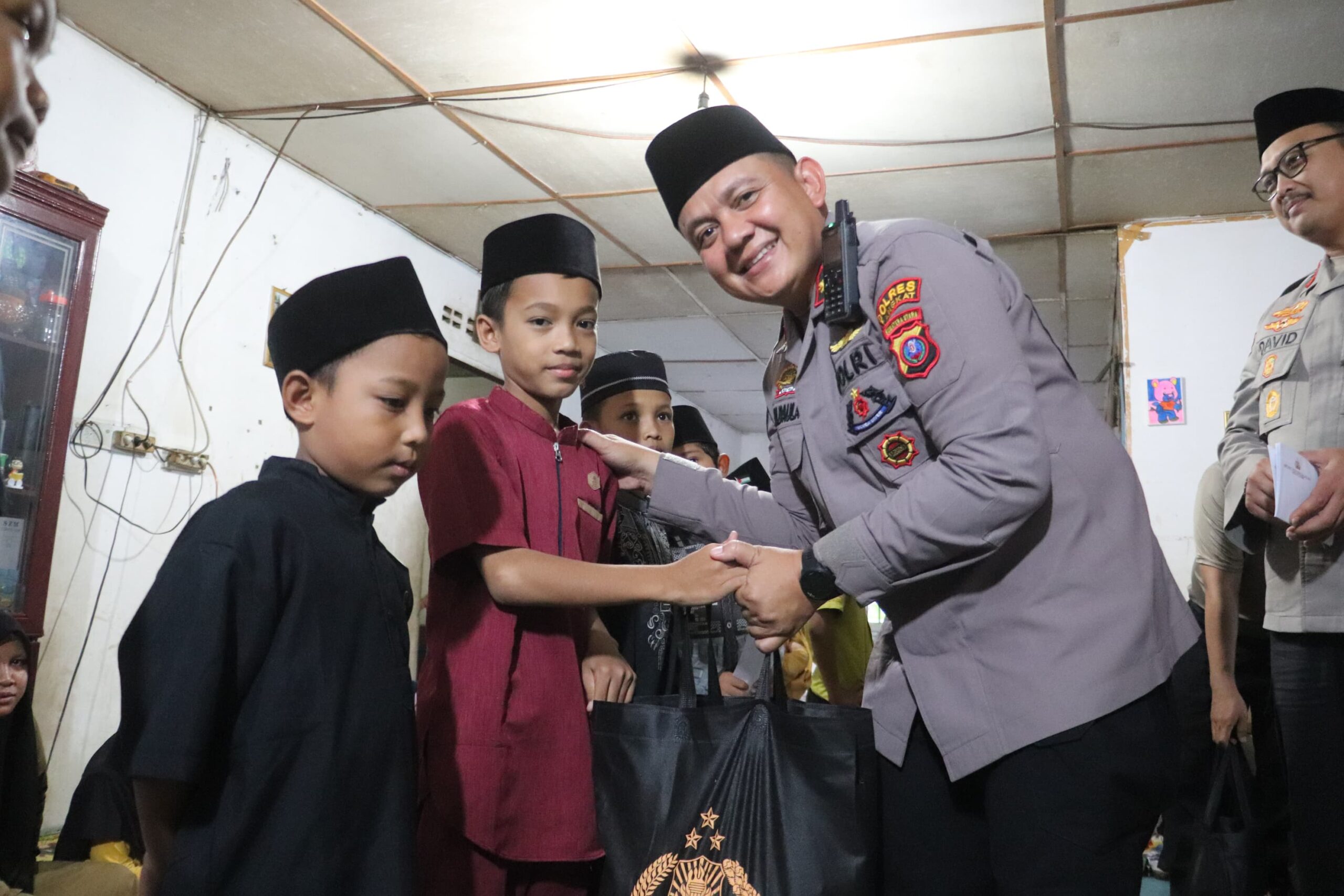 Kapolres Langkat, AKBP David Triyo Prasojo, SH, SIK, M.Si, bersama jajaran kepolisian dan Bhayangkari menggelar buka puasa bersama anak yatim, Rabu (12/3/25).Waspada/ist. 