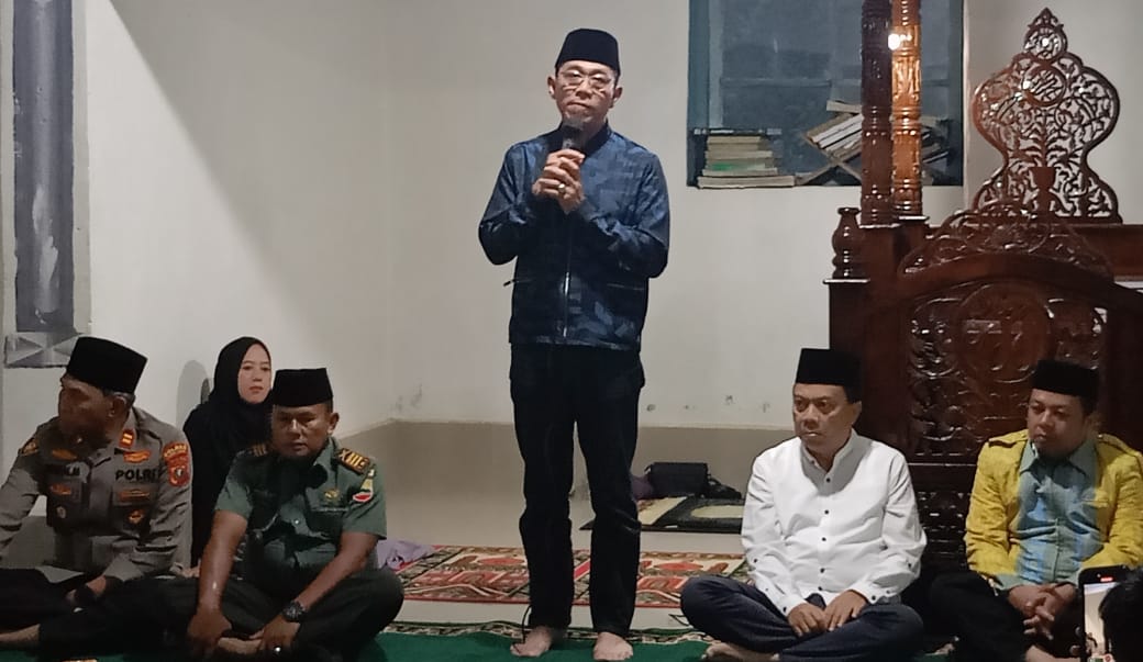 Bupati Gus Irawan yakinkan warga Arse bahwa Pemkab Tapsel tak menyerah pada situasi sulitnya keuangan daerah. (Waspada/Ist)