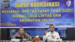 KADISHUB Sumut, Dr. Agustinus Panjaitan (kanan) menyampaikan keterangan pada acara Rapat Kordinasi Kesiapan Ops "Ketupat Toba-2025" Bidang Lalu Lintas dan Angkutan Jalan di Medan, Kamis (13/3). Waspada/Ist