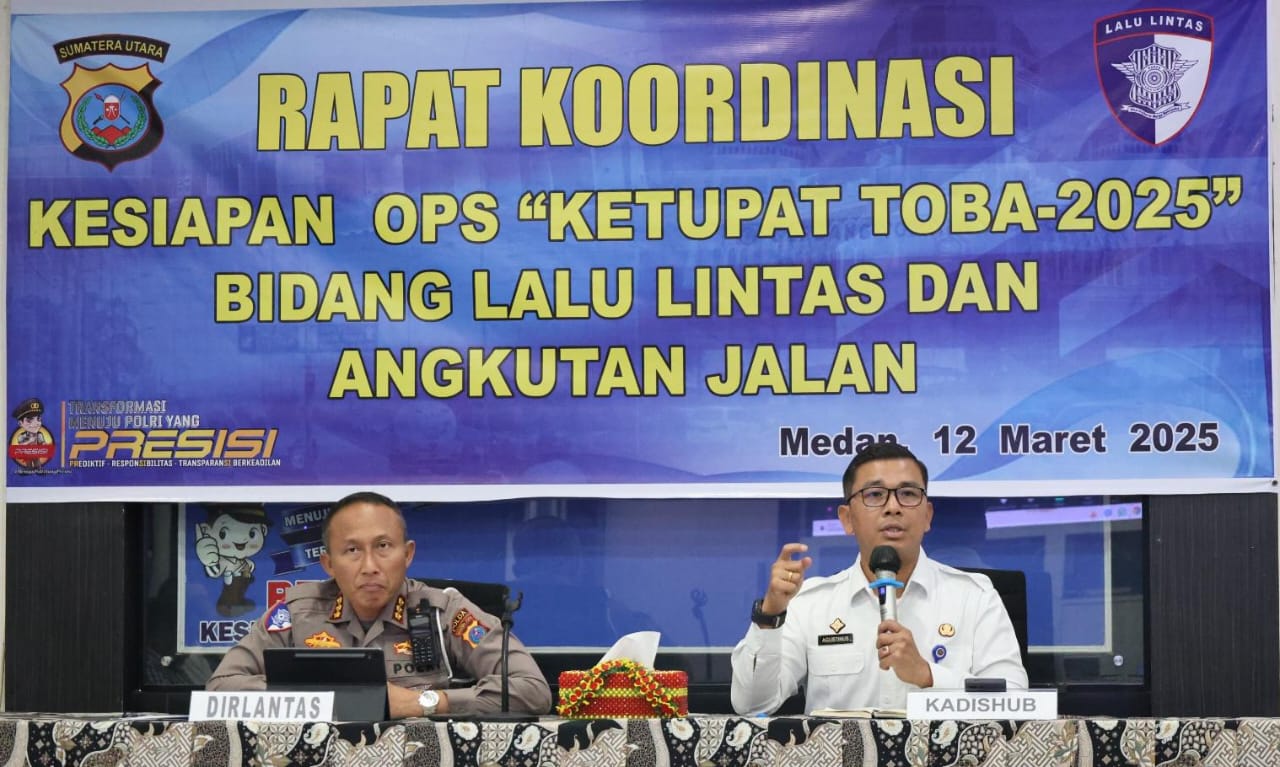 KADISHUB Sumut, Dr. Agustinus Panjaitan (kanan) menyampaikan keterangan pada acara Rapat Kordinasi Kesiapan Ops "Ketupat Toba-2025" Bidang Lalu Lintas dan Angkutan Jalan di Medan, Kamis (13/3). Waspada/Ist