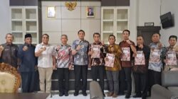 Wakil Bupati Palas, H. Achmad Fauzan Nasution, SHI, M.Pd Ikj kool menyerahkan SK Plt kepada pimpinan OPD dan Camat.(Waspada/Ist)