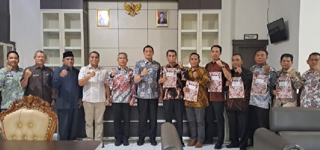 Wakil Bupati Palas, H. Achmad Fauzan Nasution, SHI, M.Pd Ikj kool menyerahkan SK Plt kepada pimpinan OPD dan Camat.(Waspada/Ist)