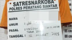 Polres Pematangsiantar melalui Sat Resnarkoba berhasil meringkus seorang residivis narkoba, pria MWSS, 24, terduga pelaku memiliki narkotika jenis sabu-sabu di Jl. Nagur, Kel. Martoba, Kec. Siantar Utara, Rabu (13/3) pukul 20:30 dan menyita barang bukti sabu dan lainnya dari MWSS.(Waspada-Ist).