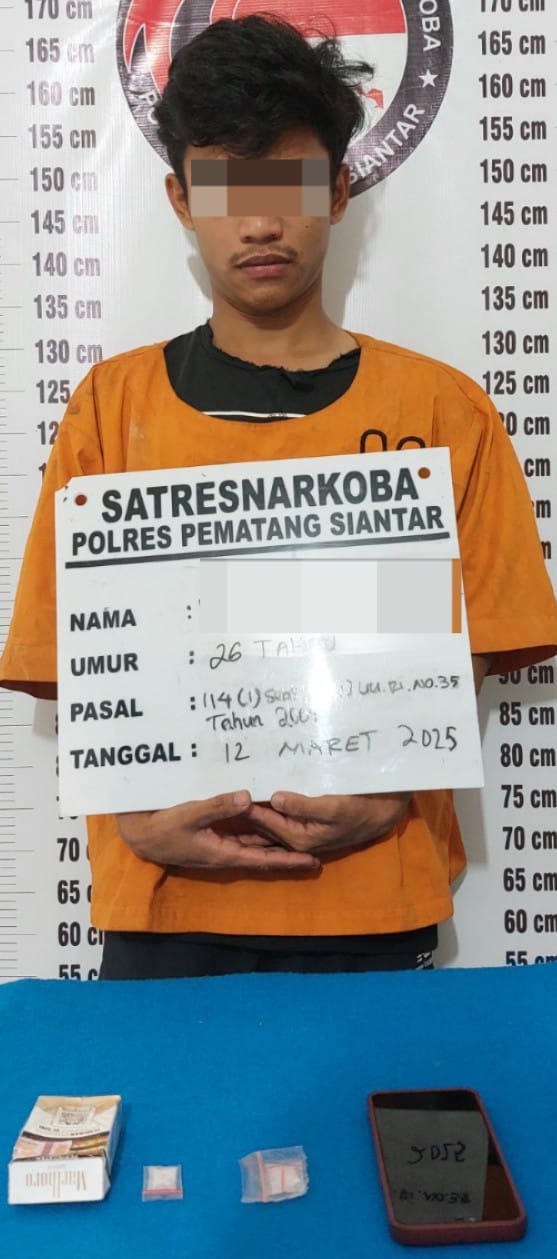 Polres Pematangsiantar melalui Sat Resnarkoba berhasil meringkus seorang residivis narkoba, pria MWSS, 24, terduga pelaku memiliki narkotika jenis sabu-sabu di Jl. Nagur, Kel. Martoba, Kec. Siantar Utara, Rabu (13/3) pukul 20:30 dan menyita barang bukti sabu dan lainnya dari MWSS.(Waspada-Ist).