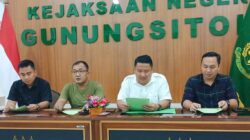 Kajari Gunungsitoli diwakili Kasi Intel, Yaatulo Hulu, SH, MH bersama Kasi Pidum, Bowo, SH saat memberikan keterangan pers terkait penangkapan DPO terpidana tindak pidana Pemilu, Kamis (13/3). Waspada/Bothaniman Jaya Telaumbanua