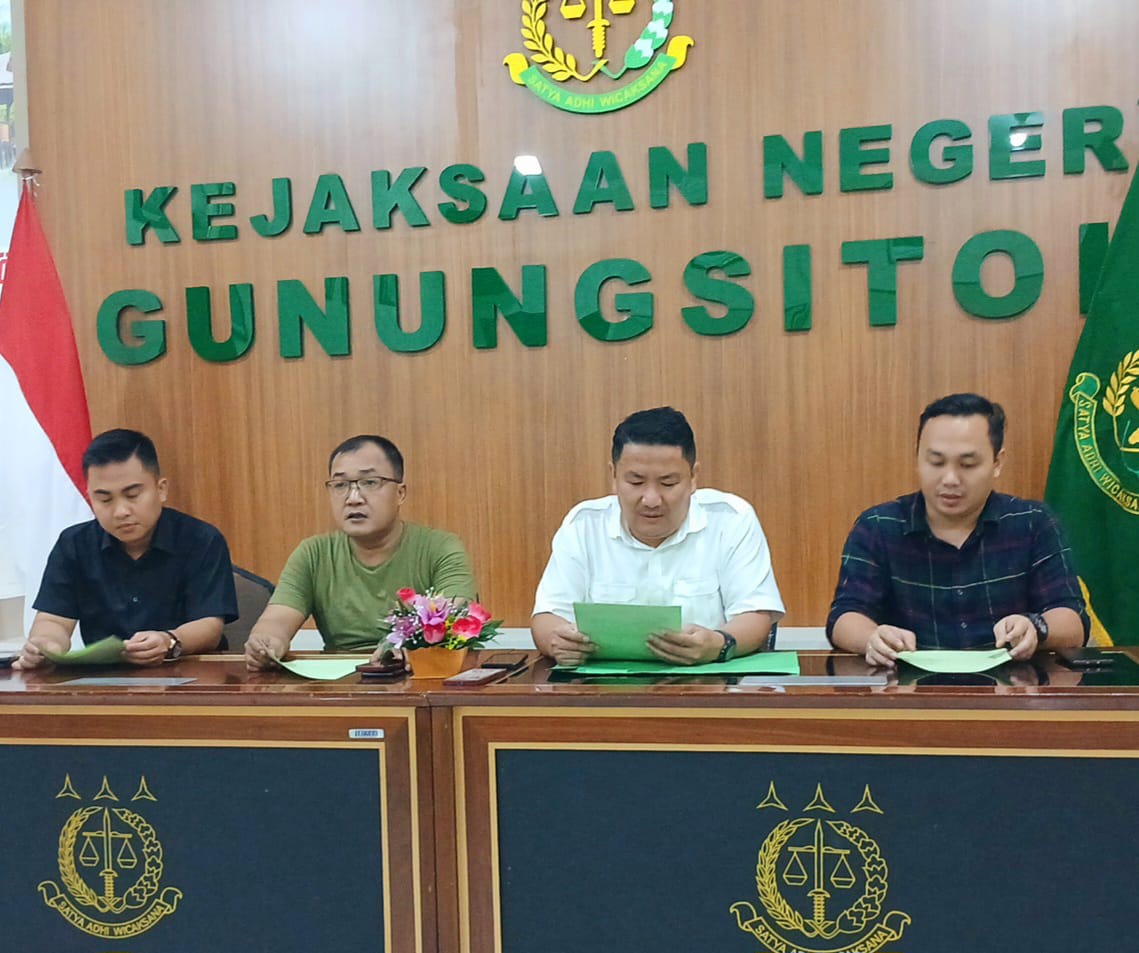 Kajari Gunungsitoli diwakili Kasi Intel, Yaatulo Hulu, SH, MH bersama Kasi Pidum, Bowo, SH saat memberikan keterangan pers terkait penangkapan DPO terpidana tindak pidana Pemilu, Kamis (13/3). Waspada/Bothaniman Jaya Telaumbanua