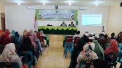 Dr. Hamdan Hasibuan MPd (kiri) sebagai pemateri dengan moderator Dr. Muhammad Roihan Daulay MA, saat menjelaskan bagaimana menjadikan Al-Qur'an sebagai sahabat dalam hidup, Kamis (13/3/2025). Waspada/Mohot Lubis