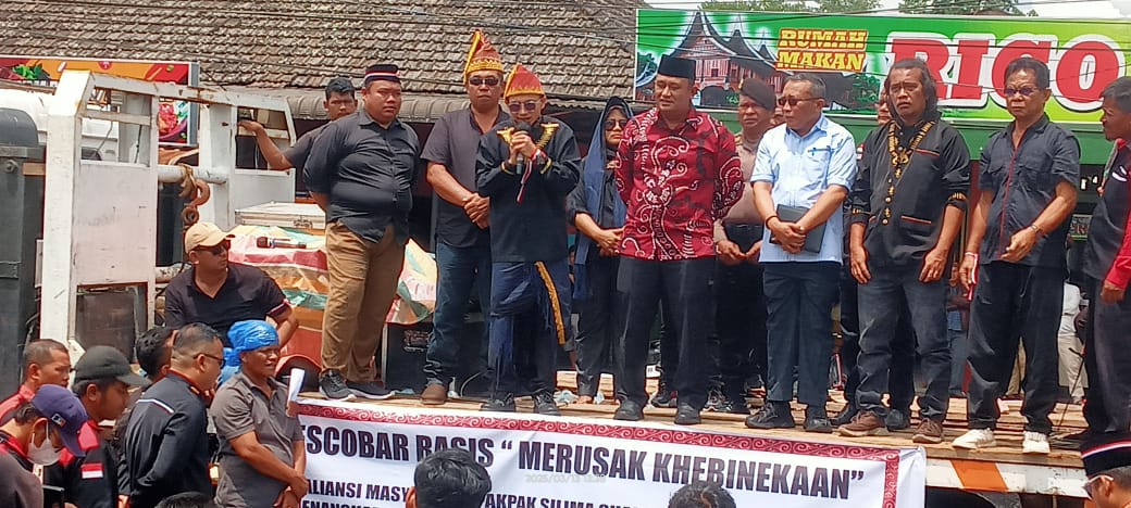 WAKIL Bupati Wahyu Sagala (naik mobil Trado) menerima massa aksi di Kantor Bupati Dairi.Waspada/Kartolo Munte.