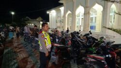 Personel Polsek jajaran Polresta Banda Aceh sedang melakukan penjagaan di sebuah masjid pada saat tarawih, sehingga masyarakat yang sedang melaksanakan ibadah merasa nyaman. (Waspada/Zafrullah)