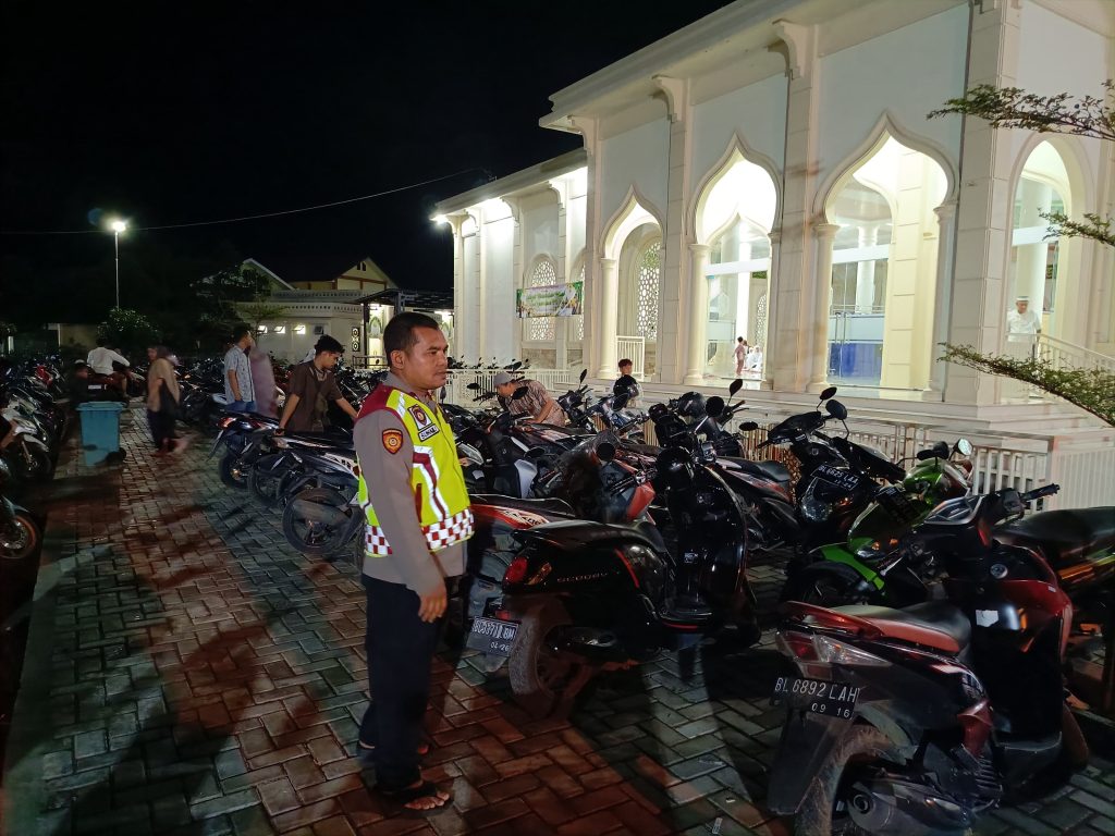 Personel Polresta Banda Aceh Berikan Rasa Aman Warga Shalat Tarawih