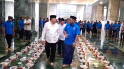 Bupati Nagan Raya Teuku Raja Keumangan didampingi Ketua DPD Said Atah saat tiba di acara buka puasa KNPI Nagan Raya di Mesjid Baitul A'la Giok, Kamis (13/3). Waspada/Muji Burrahman