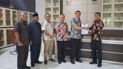 Wakil Bupati Palas, H. Achmad Fauzan Nasution, SHI, M.Pd.I didampingi Sekda Palas Arpan Nasution dan para asisten menyerahkan SK Plt Kepala BKPSDM Palas, kepada Kholil Siregar, Kamis (13/3). (Waspada/Ist).