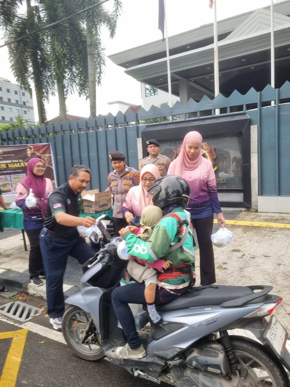 Konjen Malaysia Bagikan Takjil, Diplomasi Lewat Bubur Lambuk Di Medan