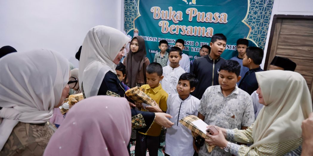 Ketua TP-PKK Aceh, Ny. Marlina Muzakir, saat menyantuni Anak Yatim pada acara Buka Puasa Bersama di Sekretariat Yayasan Halimon Al-Asyi, Gampong Lampaseh Kota, Banda Aceh, Kamis, (13/3). (Waspada/Ist)