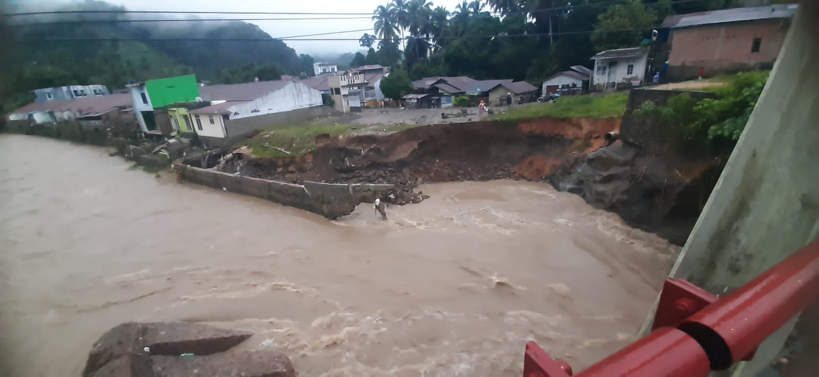 Banjir Sidimpuan, Jembatan Sihitang Nyaris Rubuh