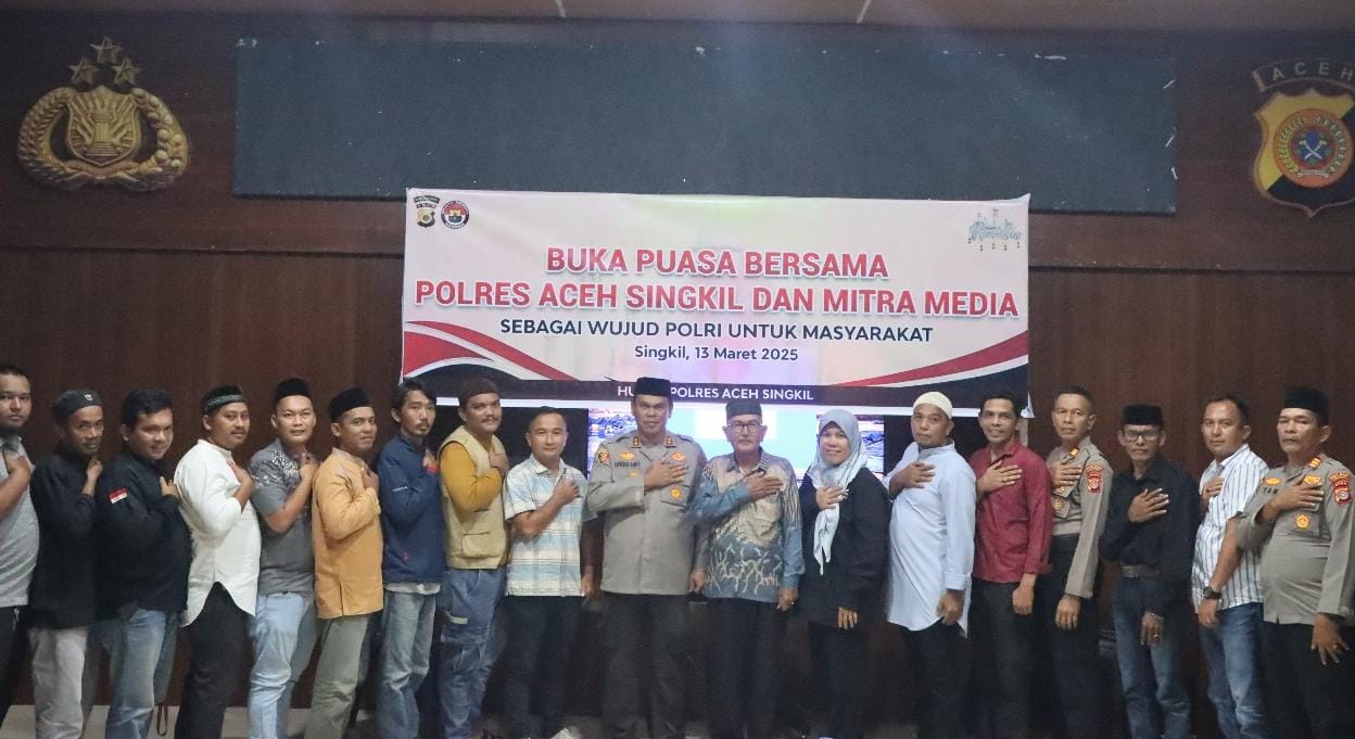 Kapolres AKBP Suprihatiyanto saat diabadikan bersama insan pers, pada momen buka puasa bersama, di Aula Presisi Mapolres Aceh Singkil, Kamis (13/3/2025). Waspada/ist