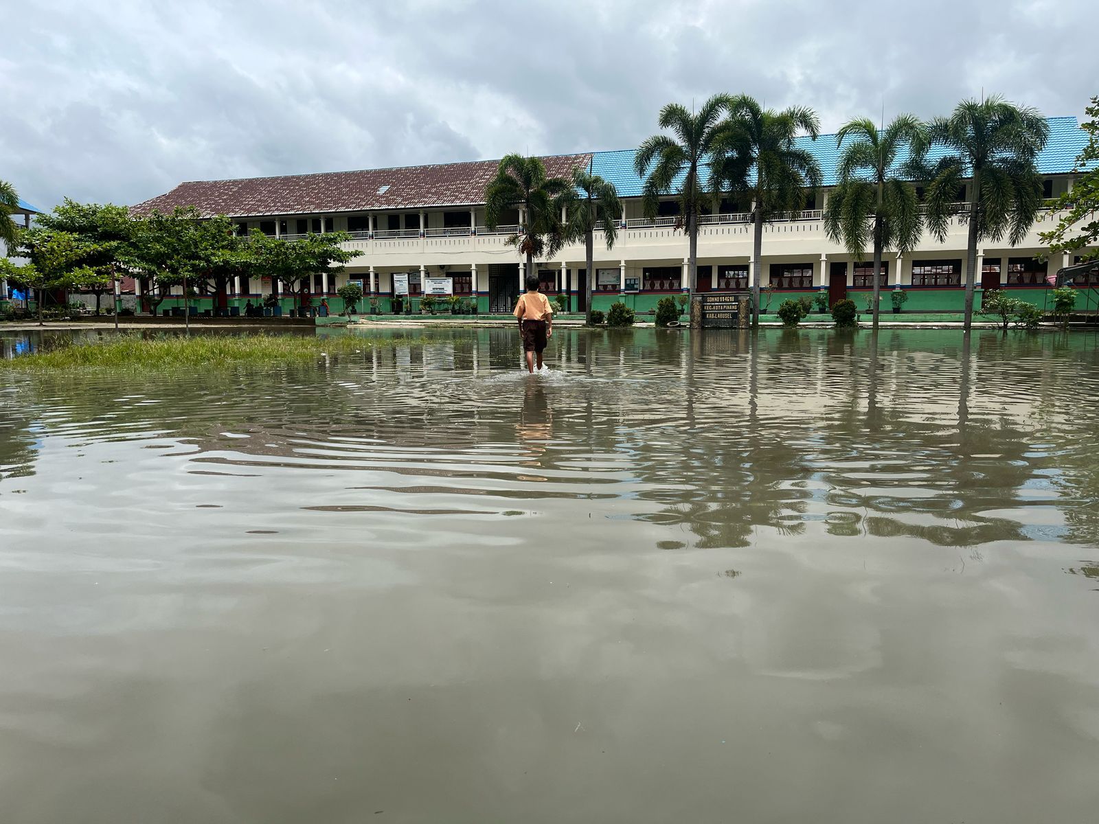 Hujan deras yang mengguyur sejumlah wilayah di Kab. Labusel, Jumat (14/3/2025) dini hari, menyebabkan halaman SD Negeri 07, SD Negeri 03, dan SD Negeri 10 di Kel. Kotapinang, terendam banjir. Waspada/Deni Daulay