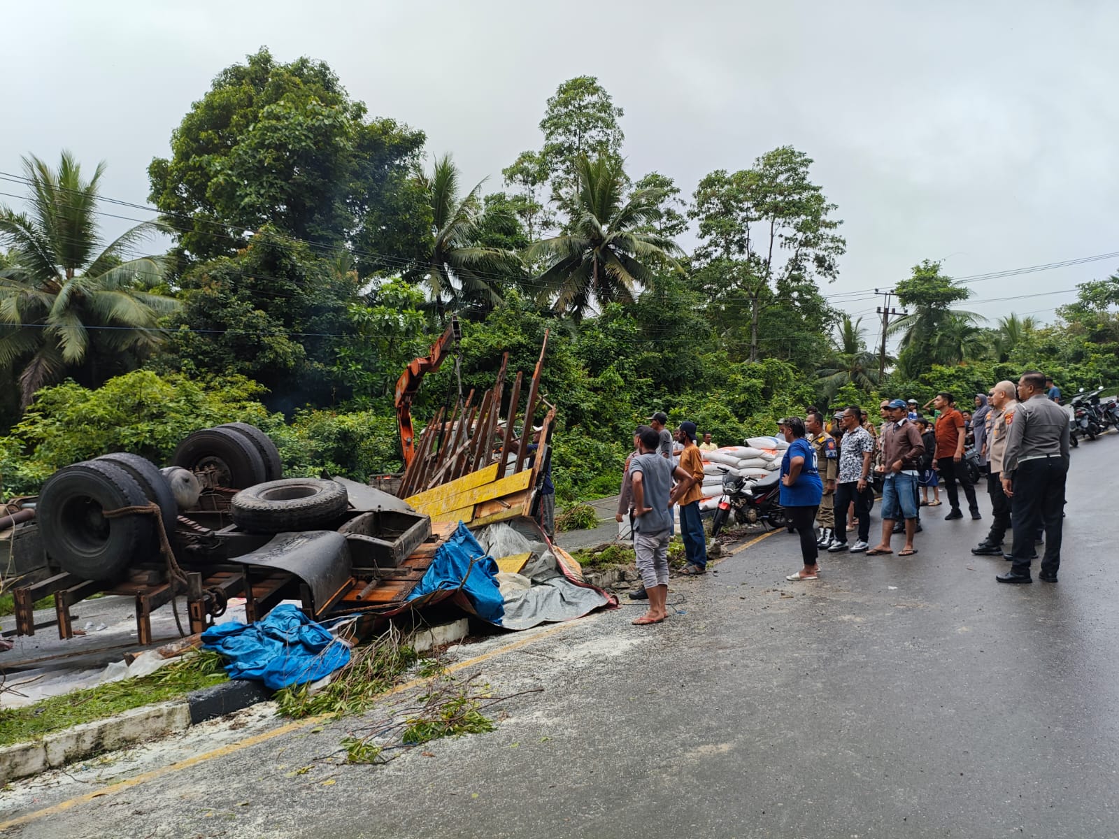 Tampak mobil truk pengangkut beras Bulog jungkir balik di tanjakan semen arah dari Balohan menuju gudang Bulog By Pas Sabang. (Waspada/ist)