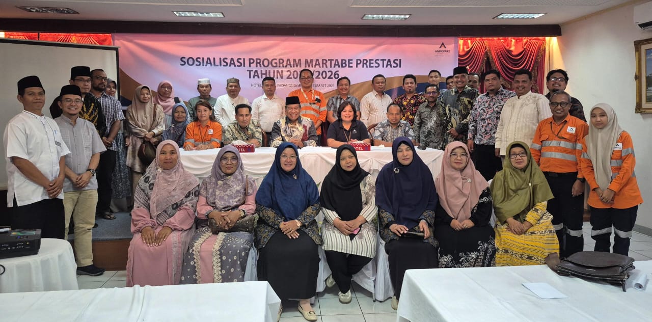 Kepala MAN IC Tapsel Abdul Hakim Siregar, S.Pd.I, M.S.I (tengah belakang) bersama peserta sosialisasi Program Martabe Prestasi foto bersama dengan Manager Community Development PT.AR Rohani Simbolon, di Natama Hotel, Padangsidimpuan, Kamis (13/3/2025). Waspada/ist