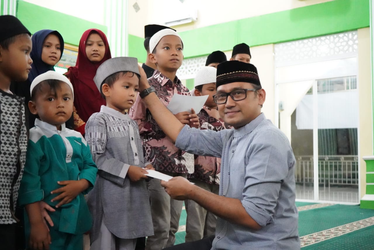 Inalum Ajak Anak Yatim Belanja Pakaian Lebaran