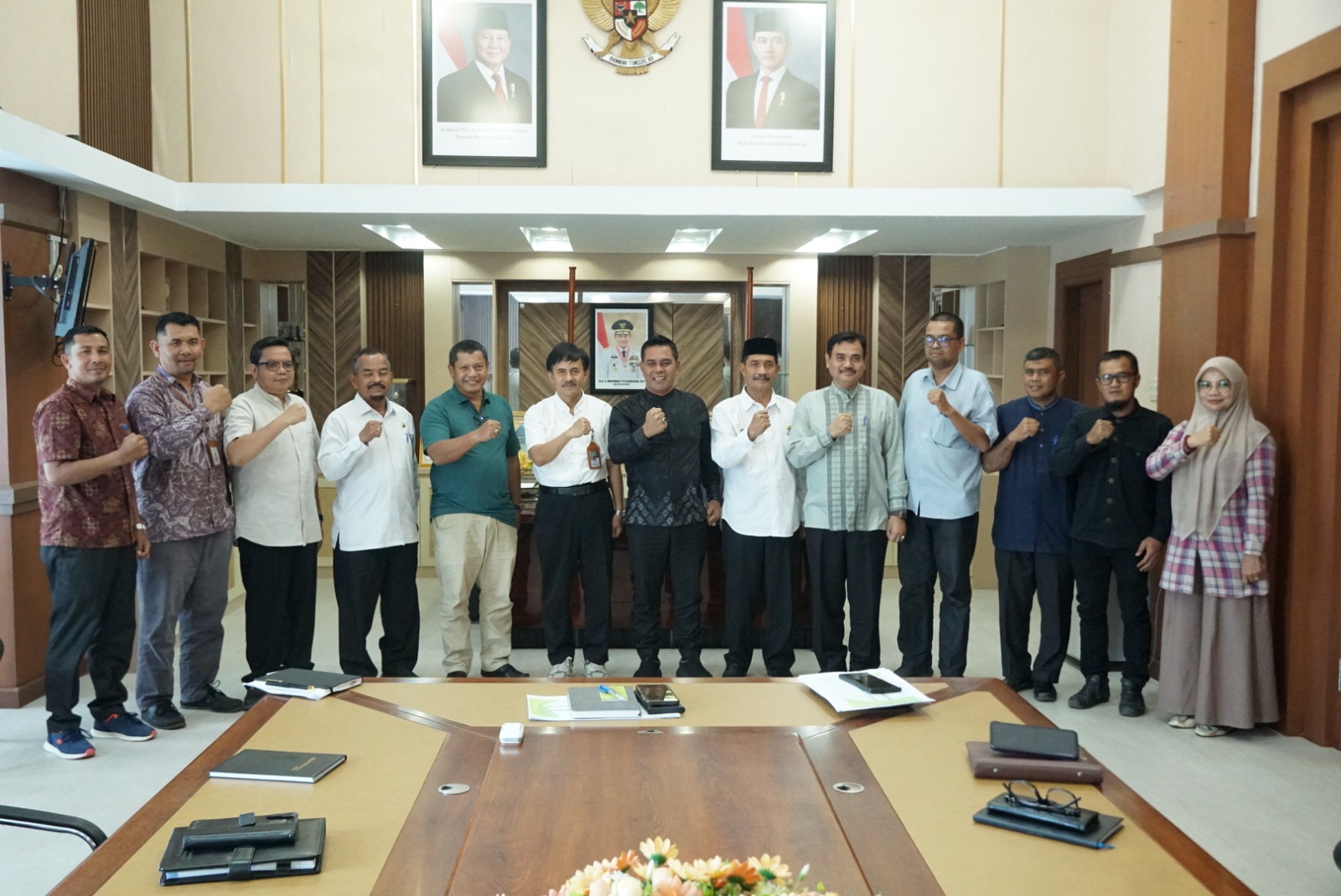 Bupati Aceh Besar Muharram Idris dan Wabup Drs Syukri foto bersama satuan tugas swasembada pangan Provinsi Aceh diruangkerjanya, Kota Jantho, Jum'at (14/3). (Waspada/Ist)