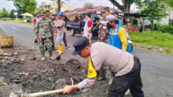 Polres Pematangsiantar melalui Polsek Siantar Marihat menugaskan Bhabinkamtimas Kel. Sukamaju mengikuti kegiatan gotong kebersihan di Jl. Farel Pasaribu, Kel. Sukamaju, Kec. Siantar Marihat, Jumat (14/3).(Waspada-Ist).