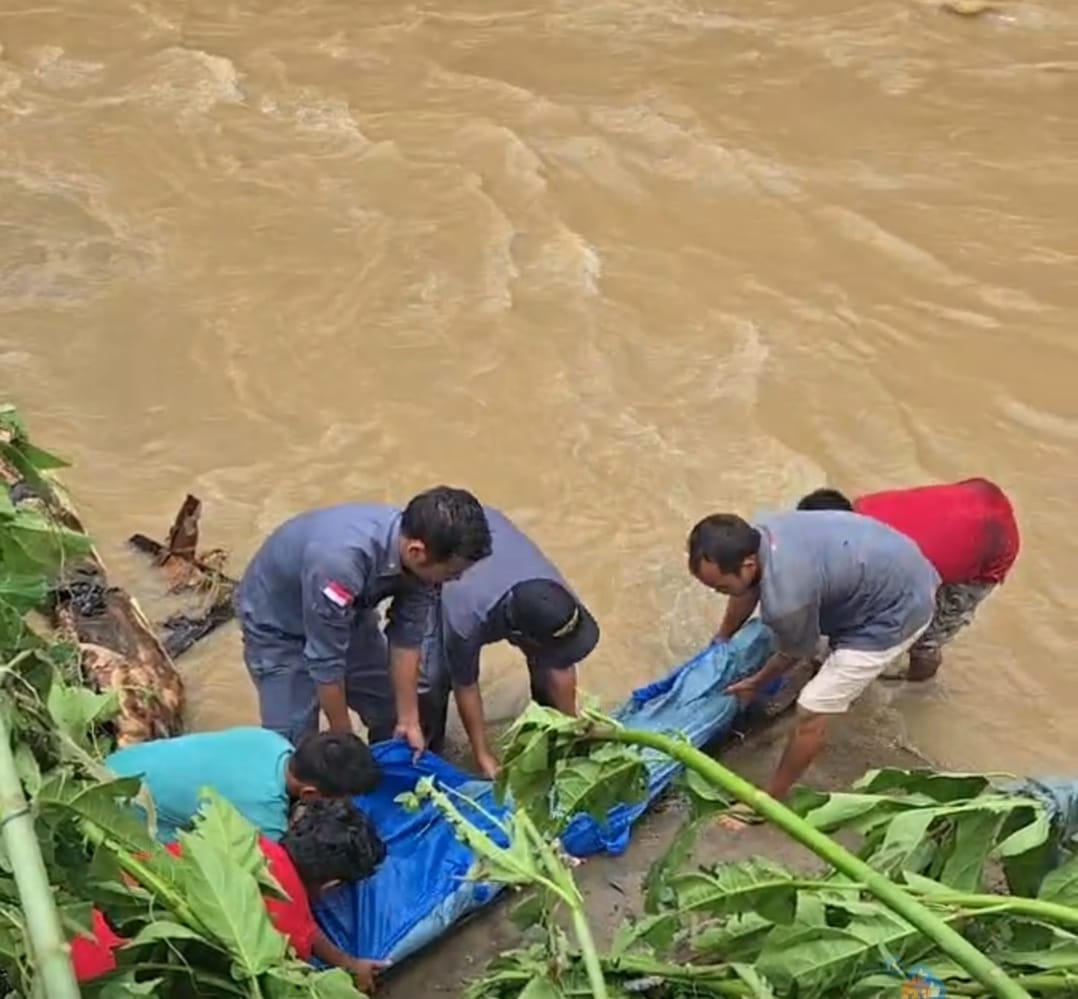 Pasca banjir Padangsdimpuan. warga temukan mayat pria di pinggir sungai Batang Angkola. (Waspada/Ist)