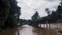 Jalinsum penghubung Panyabungan dengan Padangsidimpuan di Aek Sijorni Tapsel digenangi air luapan sungai. Lalu lintas macat total. (Waspada/Ist)