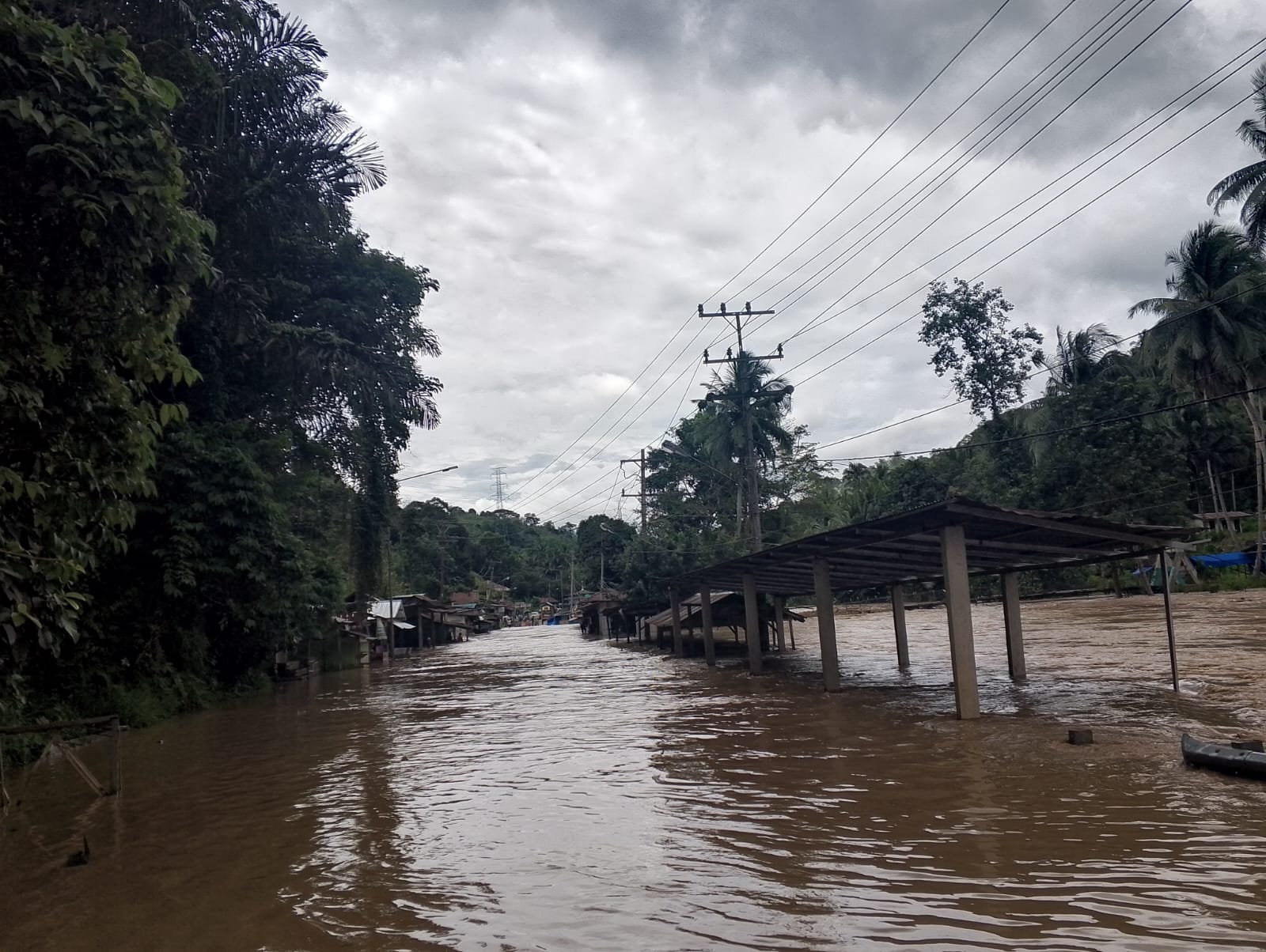 Jalinsum penghubung Panyabungan dengan Padangsidimpuan di Aek Sijorni Tapsel digenangi air luapan sungai. Lalu lintas macat total. (Waspada/Ist)