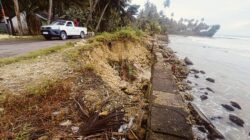 Bangunan tembok penahan di sisi jalan nasional ruas Gunungsitoli - Telukdalam Km.102 Desa Ganowo Saua, Kecamatan Telukdalam yang ambruk beberapa bulan lalu hingga saat ini masih dibiarkan dan belum perbaiki atau dibangun kembali, Jumat (14/3). Waspada/Budi Gowasa