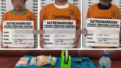 Polres Pematangsiantar melalui Sat Resnarkoba berhasil meringkus tiga terduga pengedar narkotika jenis sabu-sabu terdiri JCG, 53, alias N, RRZ, 25, dan PESD, 41, saat sedang asyik mempaketi sabu di rumah JCG alias N, Jl. Gunung Sinabung, Gg. Mulia, Kel. Karo, Kec. Siantar Selatan, Kamis (13/3) pukul 17:45.(Waspada-Ist).