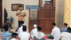 Bupati Salim Fakhry saat menyampaikan pidatonya di Masjid Babussalam Desa Perapat Hulu Kecamatan Babussalam, Jumat (14/3) malam. Waspada/Seh Muhammad Amin