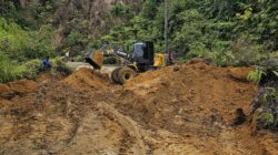 ALAT BERAT Jenis Wheel Loader membersihkan material longsor dari badan jalan di ruas Jalan Provinsi, Daerah Kab. Humbahas. Waspada/Ist