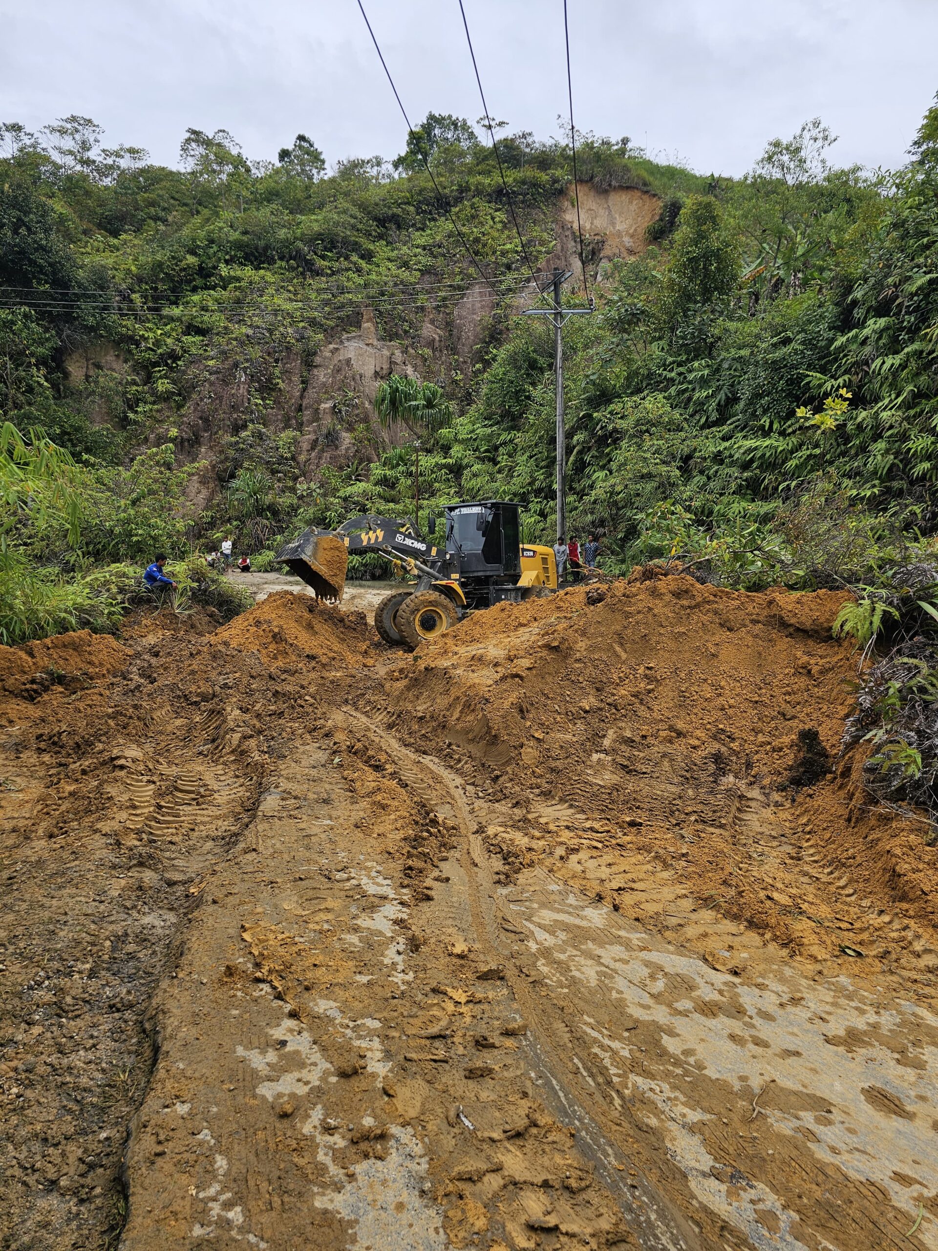 ALAT BERAT Jenis Wheel Loader membersihkan material longsor dari badan jalan di ruas Jalan Provinsi, Daerah Kab. Humbahas. Waspada/Ist