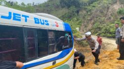 PERSONEL Satlantas Polres Humbahas bantu kelancaran Lalulintas di lokasi titik longsor. Waspada/Ist