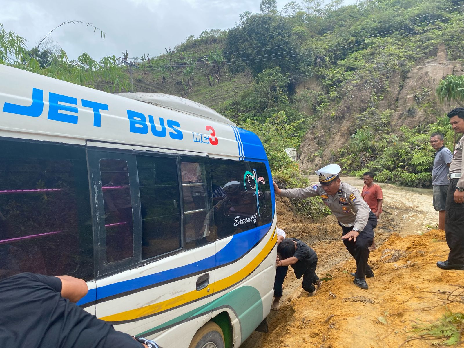 PERSONEL Satlantas Polres Humbahas bantu kelancaran Lalulintas di lokasi titik longsor. Waspada/Ist