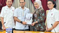 KETUA DPRD Sumut Erni Ariyanti, berfoto bersama Ketua KPID Anggia Ramadhan, Wakil Edward Thahir, dan Koordinator Bidang Kelembagaan Dearlina Sinaga, usai menerima buku Laporan Tahunan KPUD Tahun 2024, di ruang pimpinan dewan, Jumat (14/3). Waspada/ist