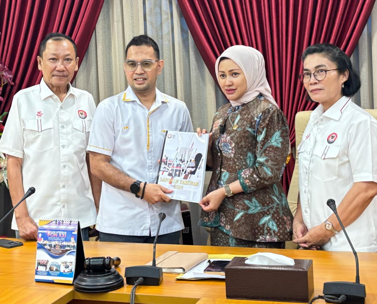 KETUA DPRD Sumut Erni Ariyanti, berfoto bersama Ketua KPID Anggia Ramadhan, Wakil Edward Thahir, dan Koordinator Bidang Kelembagaan Dearlina Sinaga, usai menerima buku Laporan Tahunan KPUD Tahun 2024, di ruang pimpinan dewan, Jumat (14/3). Waspada/ist